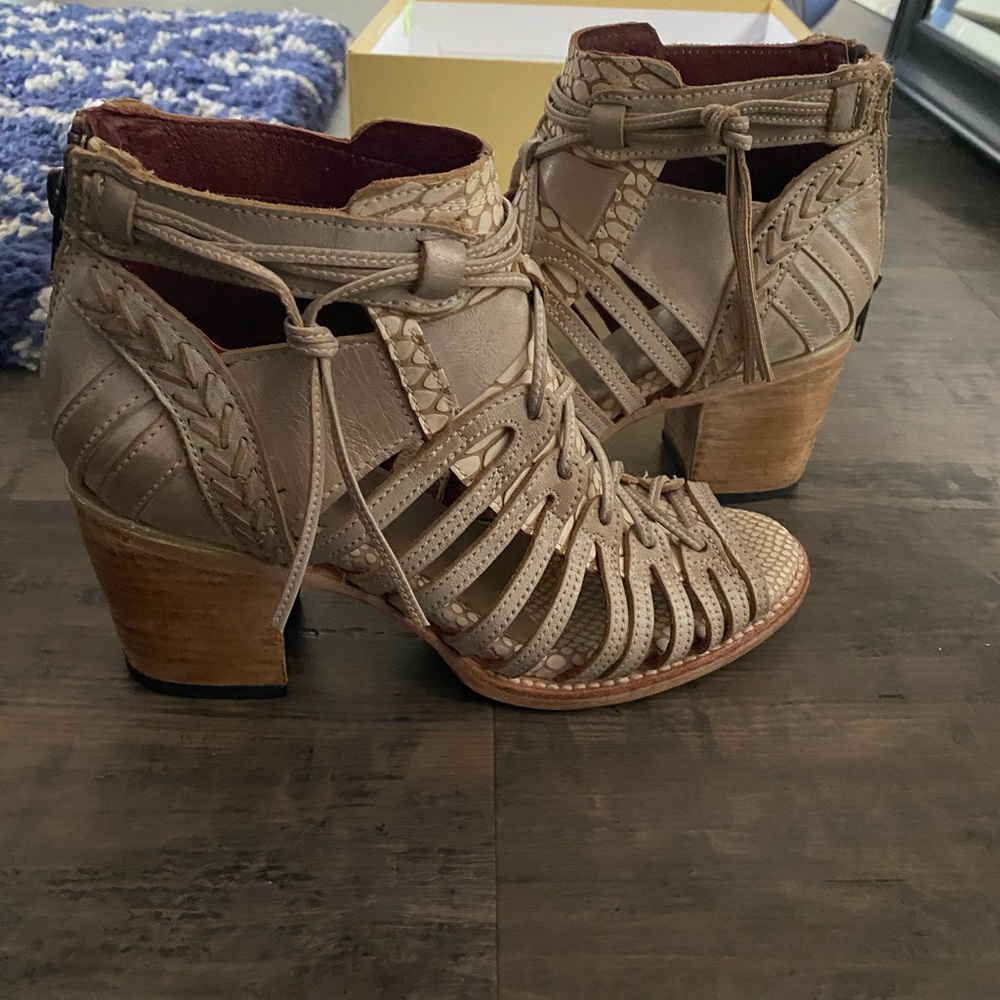 Women's Cream Strappy Heeled Sandals - Picture 8 of 8